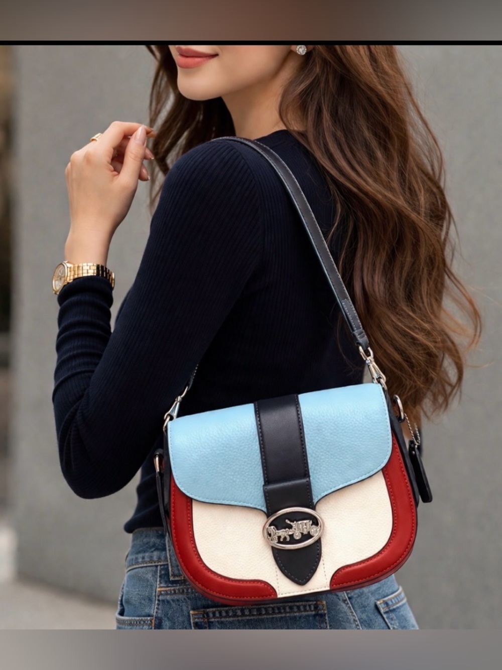 Unique & eye-catching Coach bag 🤍💙🤍🤍🤍🤍💙💙💙